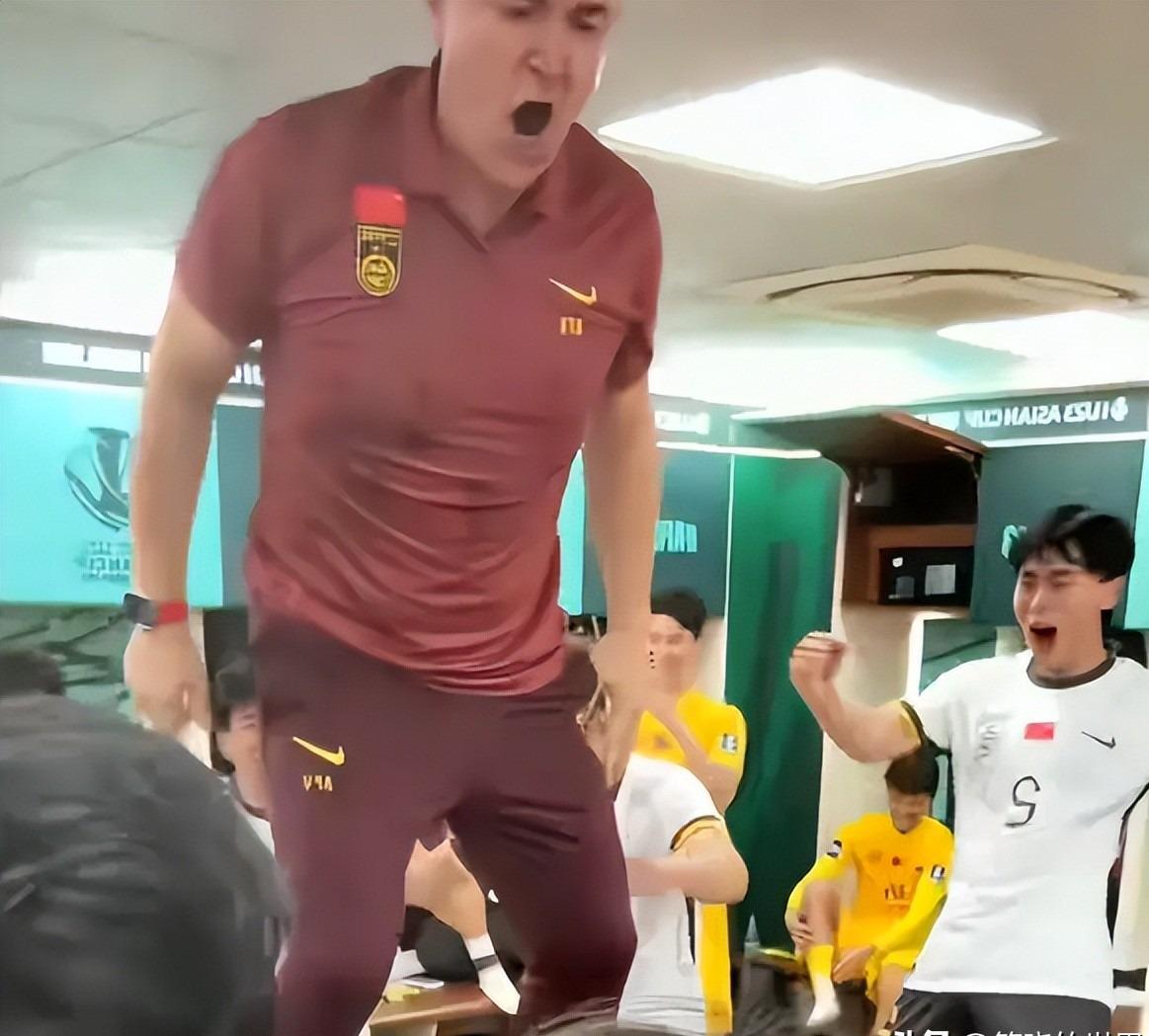 球友会-U23国足更衣室疯狂！全员舞姿曼妙，主帅上桌怒吼，对手强忍泪水