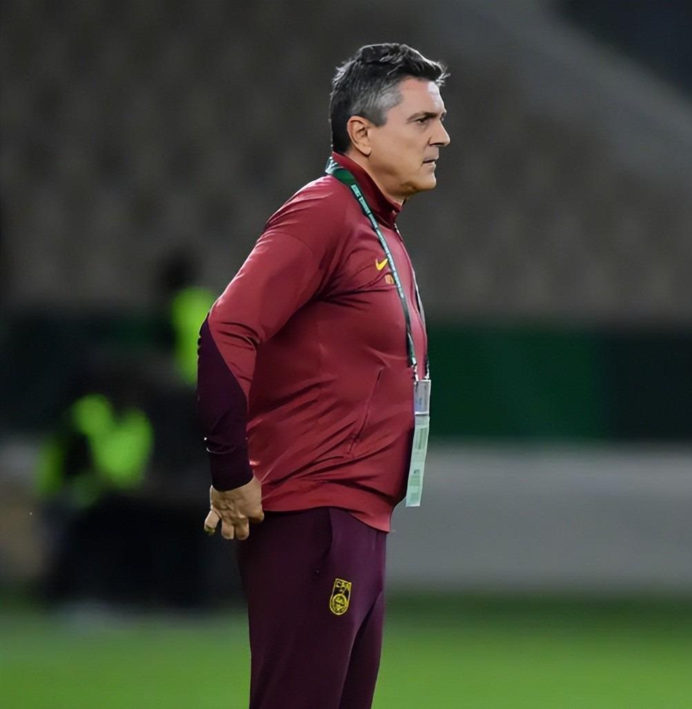 球友会-U23国足更衣室疯狂！全员舞姿曼妙，主帅上桌怒吼，对手强忍泪水