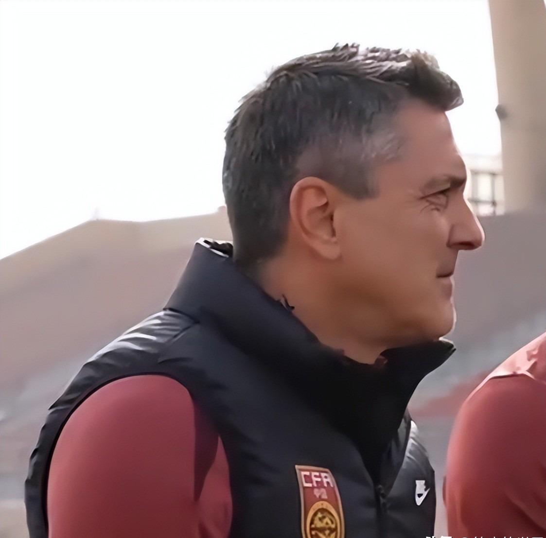 球友会-U23国足更衣室疯狂！全员舞姿曼妙，主帅上桌怒吼，对手强忍泪水