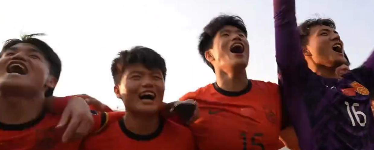 球友会-U23国足更衣室疯狂！全员舞姿曼妙，主帅上桌怒吼，对手强忍泪水