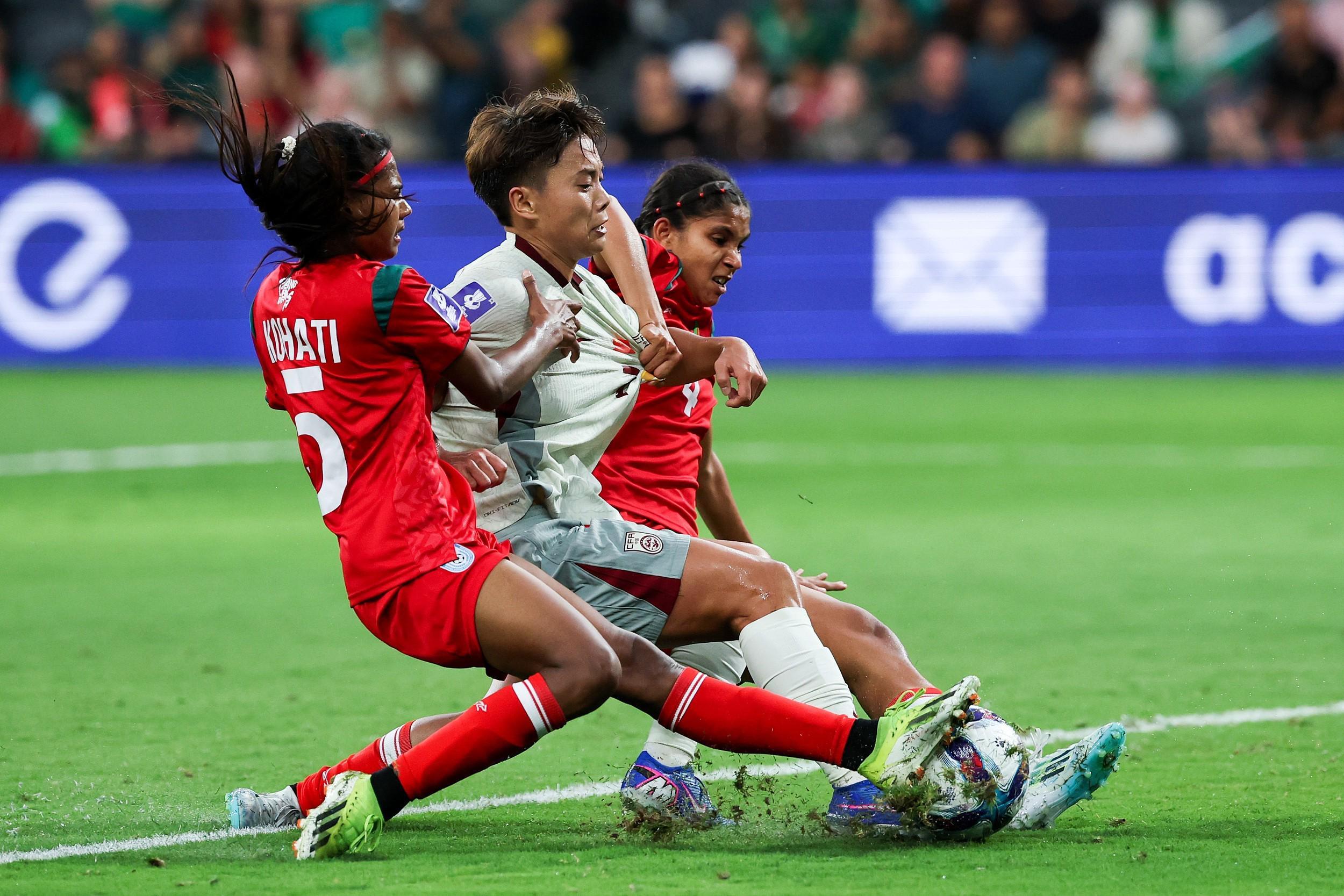 球友会官网-黄健翔：女足前20分钟踢得有些凌乱，但拿下比赛不成问题