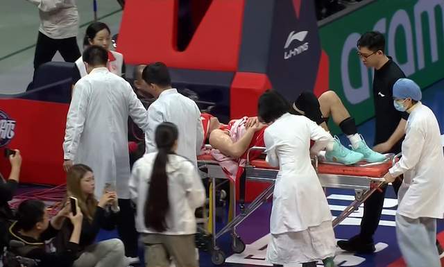 球友会千亿官网-噩梦!复出之战又受伤,郭艾伦膝盖受创,被担架抬出,或赛季报销