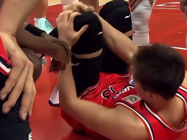 球友会千亿官网-噩梦!复出之战又受伤,郭艾伦膝盖受创,被担架抬出,或赛季报销