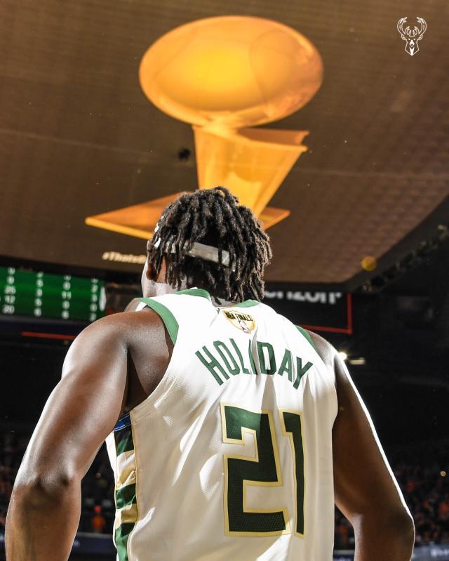 1626586399619007145.jpg 决胜时刻钳断布克 霍勒迪将雄鹿旗帜插上天王山