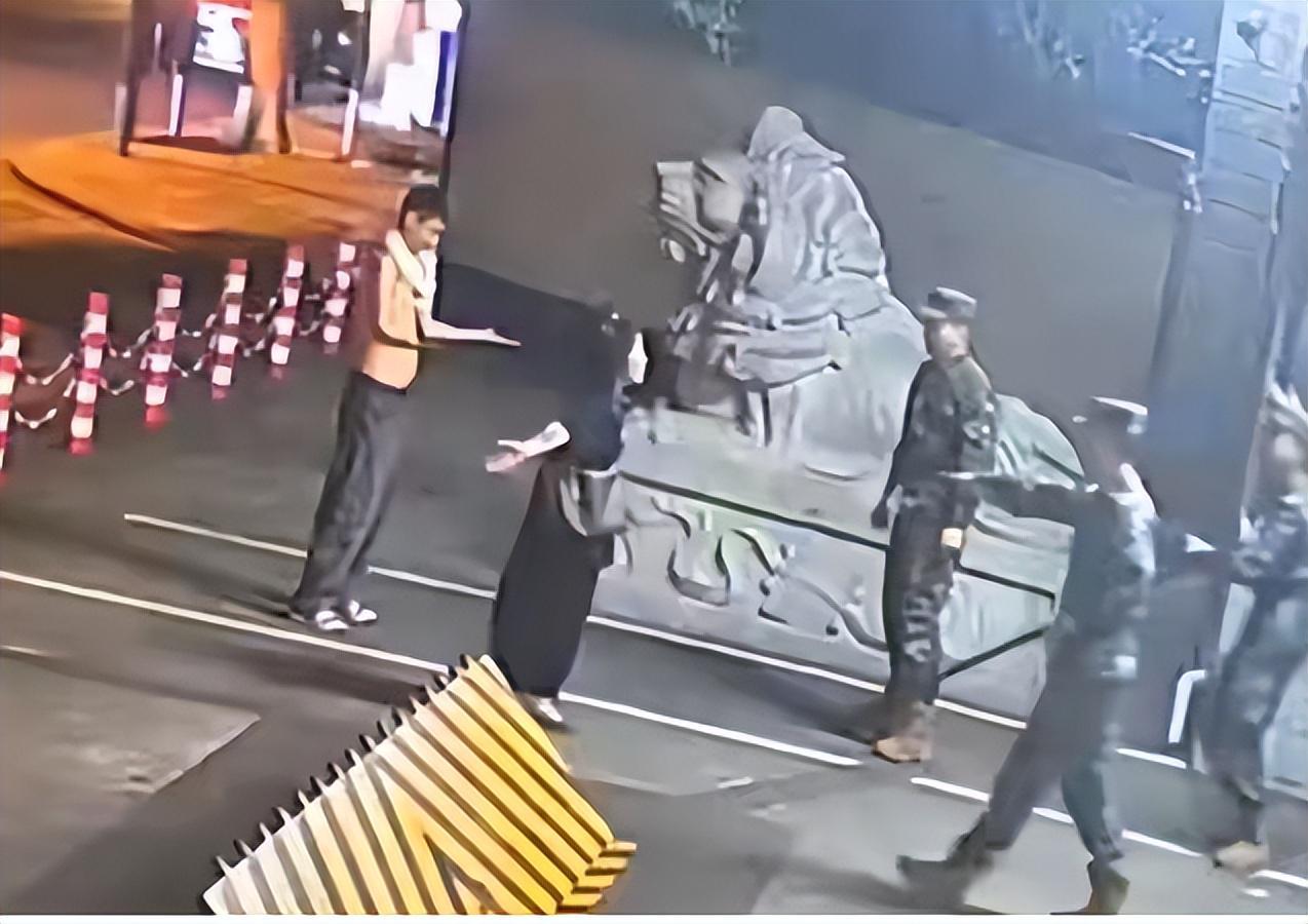 球友会体育-四川武警营门推哨兵后续：大家都搞错了罪名，她面临的不是袭警罪